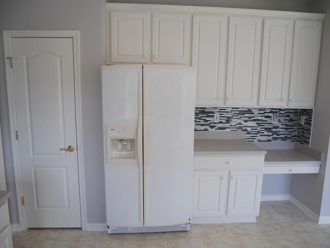 Building Photo - 5 Bedroom 2.5 Bathroom Home- Located in Fi...