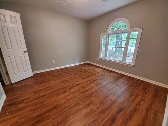 Building Photo - 2880 Highpoint Rd