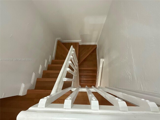 Building Photo - 895 W 79th Pl