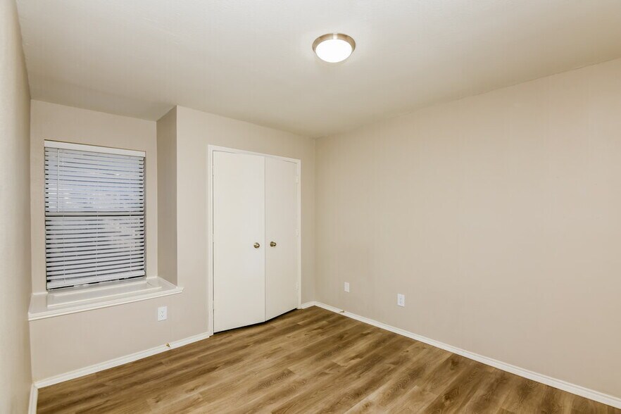 Building Photo - 1354 Gainsborough Way