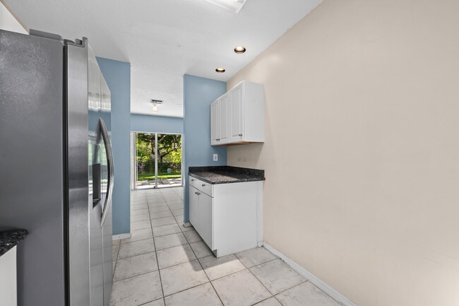 Building Photo - 10565 NW 57th Ct