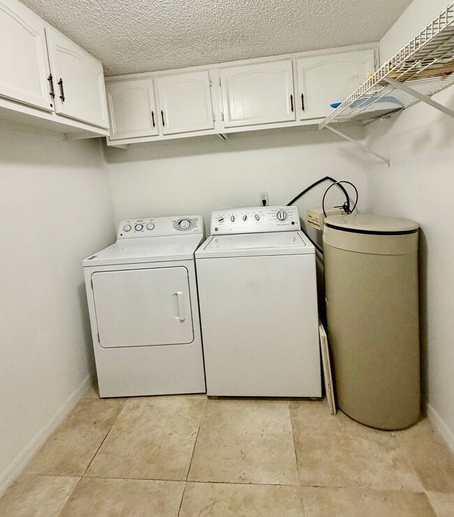 Building Photo - 3 bedroom 2.5 Bathroom Condo In Saddlebrook!