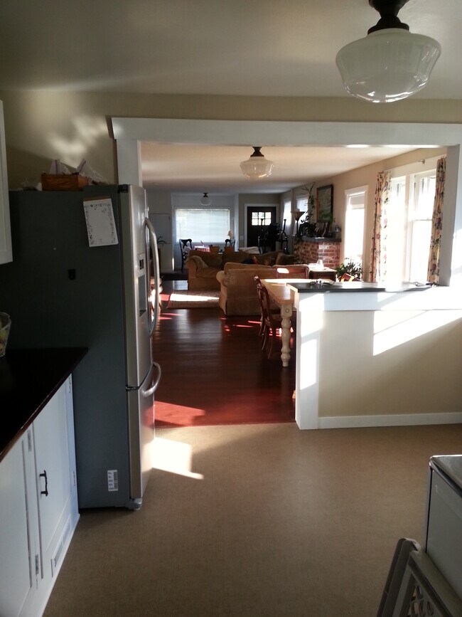 Building Photo - 1002 E Victor St