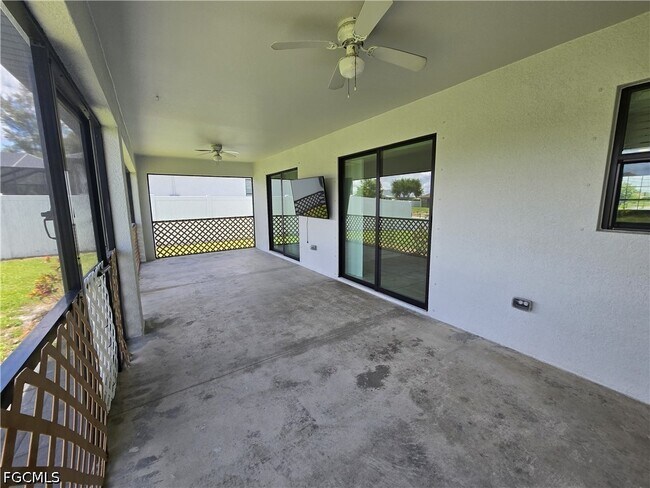 Building Photo - 329 SW 21st Ln
