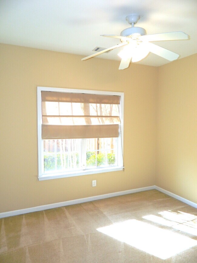 Building Photo - 1101 Brighton Dr