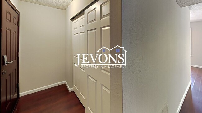 Building Photo - Charming top-floor condo with fully equipp...