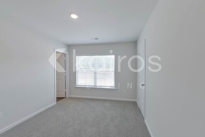 Building Photo - 2401 Banyan Cir