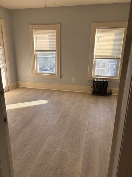 Building Photo - 121 London St