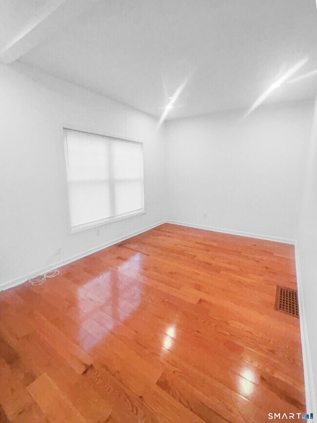 Building Photo - 1042 Iranistan Ave