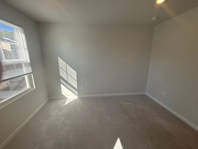 Building Photo - Room in Townhome on Hemlock Cone Wy