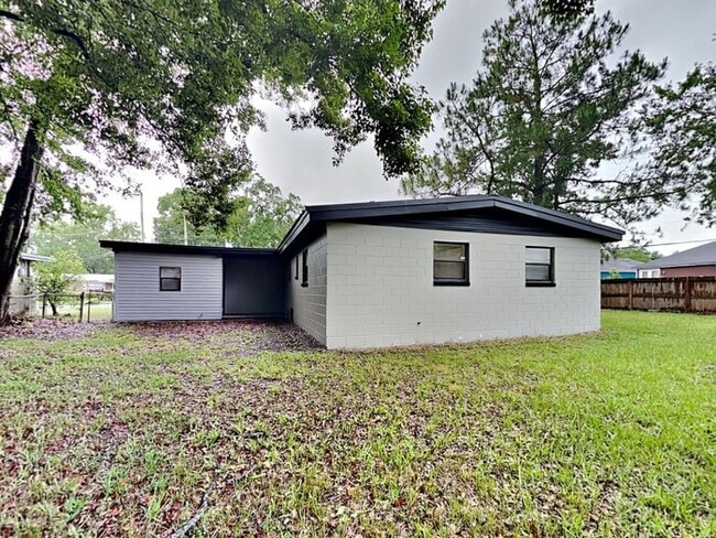 Building Photo - 7593 Sharbeth Dr S
