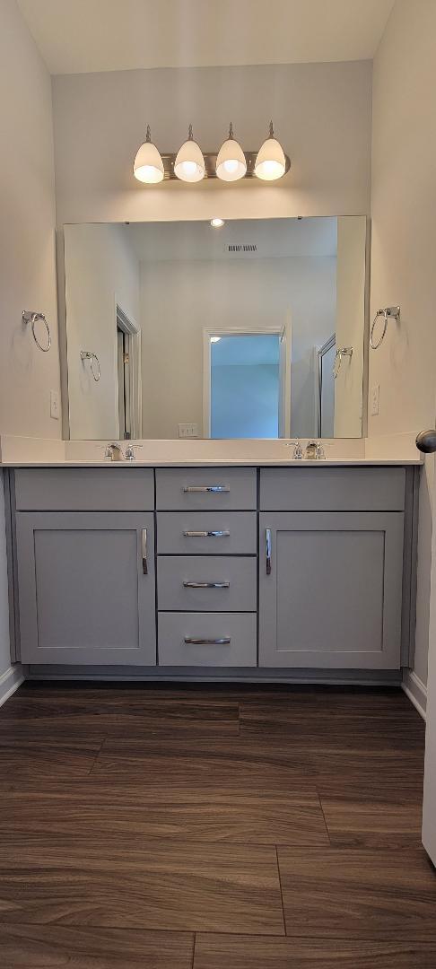 Master Bathroom with dual vanity - 804 Oak Center Dr