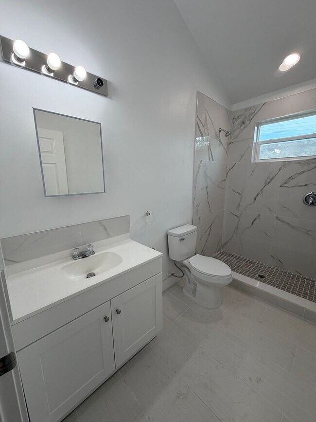 Building Photo - Arlington