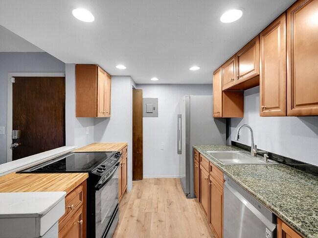 Building Photo - $1,545.95, 2-bed, 2-bath located in Denver with $500 OFF FIRST MONTH'S RENT!