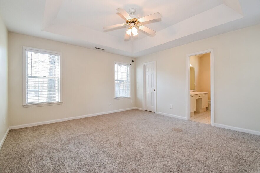 Building Photo - 10 Elmwood Dr