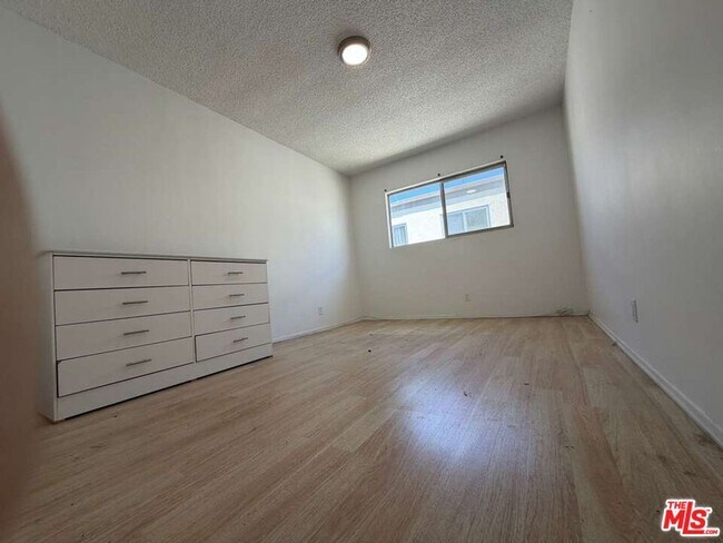 Building Photo - 1308 N Poinsettia Pl