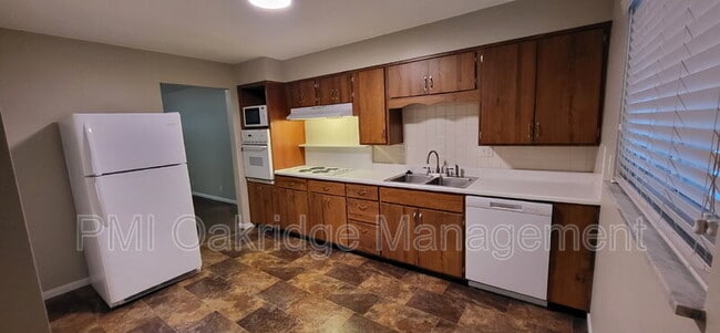 Building Photo - 205 Scott Ave