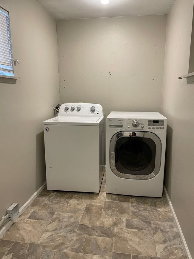 Building Photo - 4Bd/2Ba Shoreline House