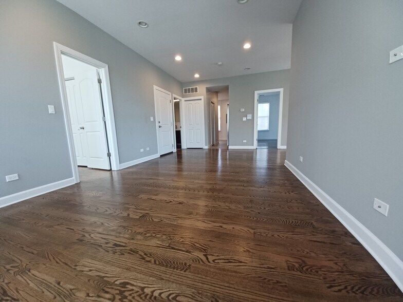 Living room - 2800 W Logan Blvd