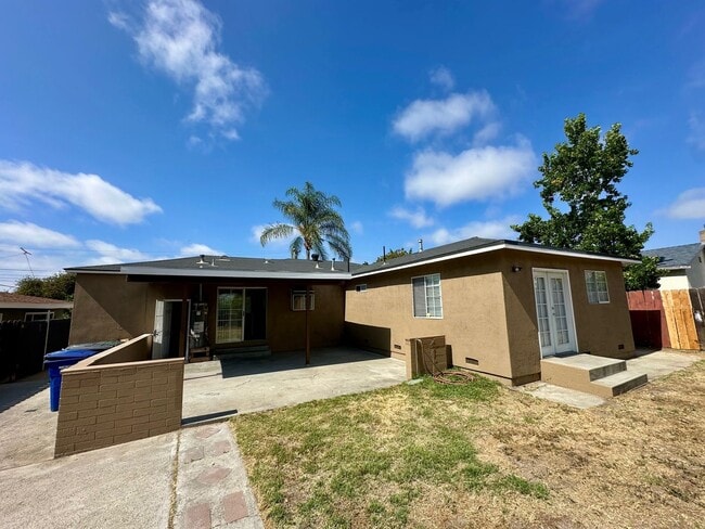 Building Photo - Large home in National City