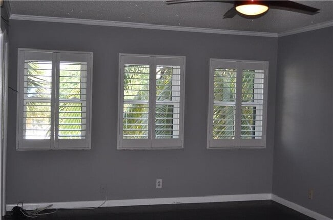 Building Photo - 615 NE 12th Ave