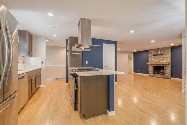 Building Photo - 4 bedroom 3 bath home in Tualatin with sep...