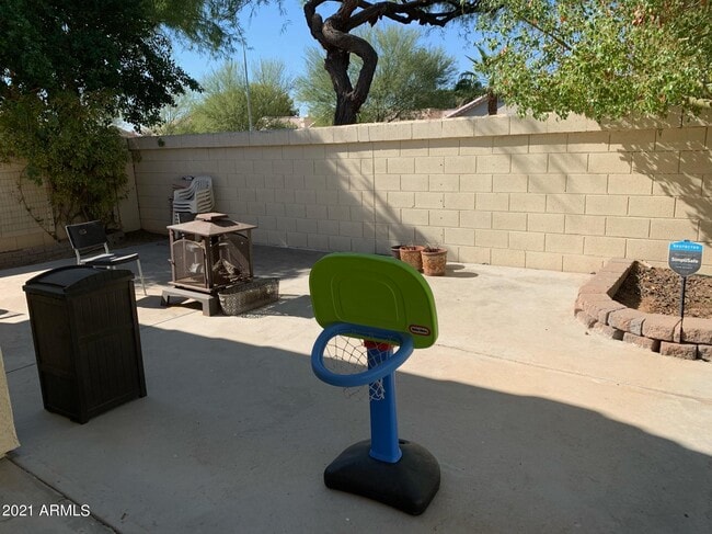 Building Photo - 1190 N Meadows Dr