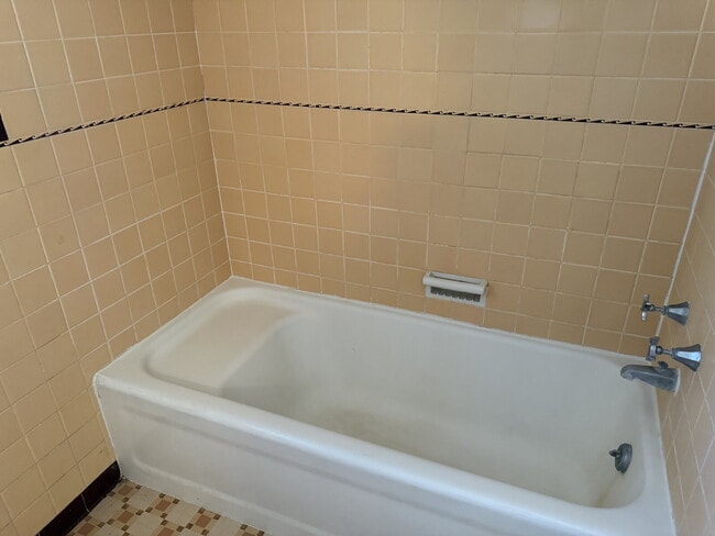 Building Photo - Beautiful two bedroom/1 bathroom with Original Details