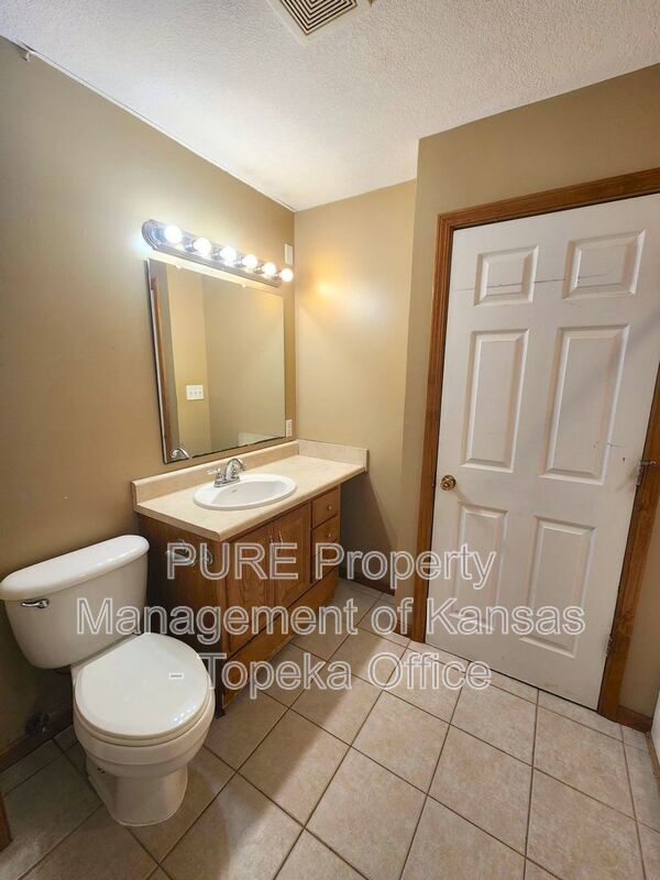 Building Photo - 751 SE Pinecrest Dr