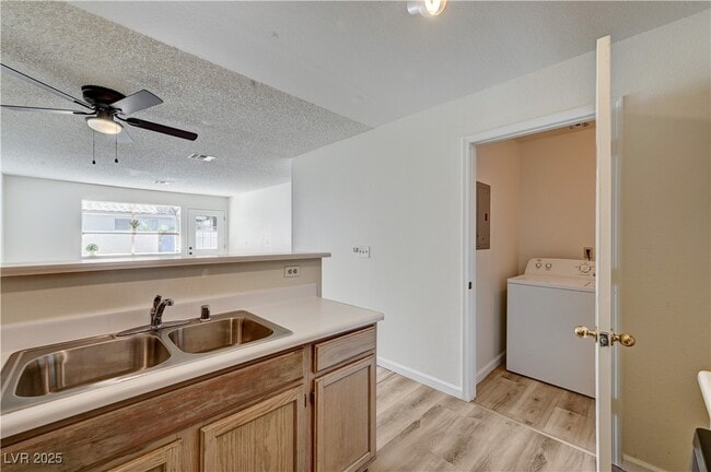 Building Photo - 2040 Willowbury Dr