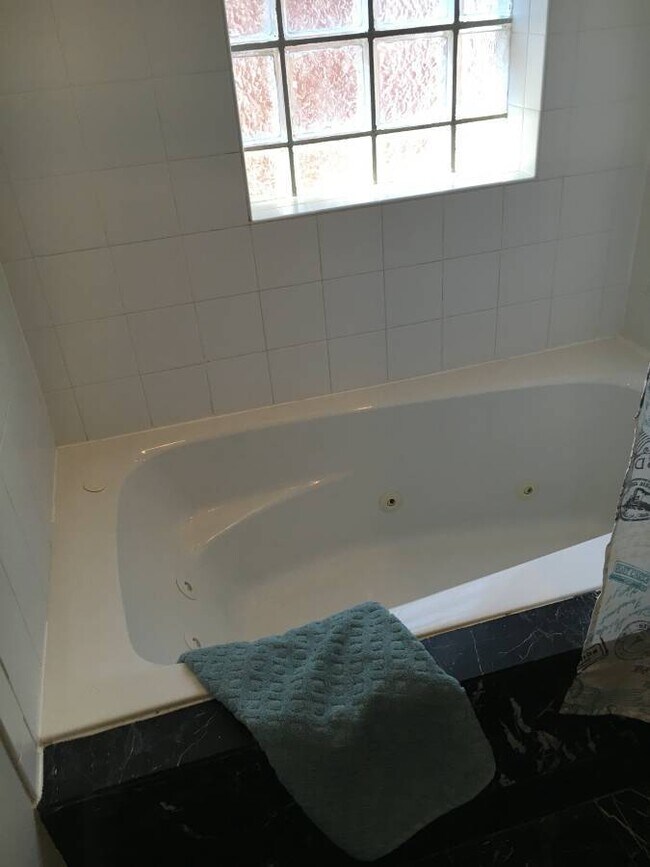 Building Photo - Beautiful Renovated Home near Sublette Park