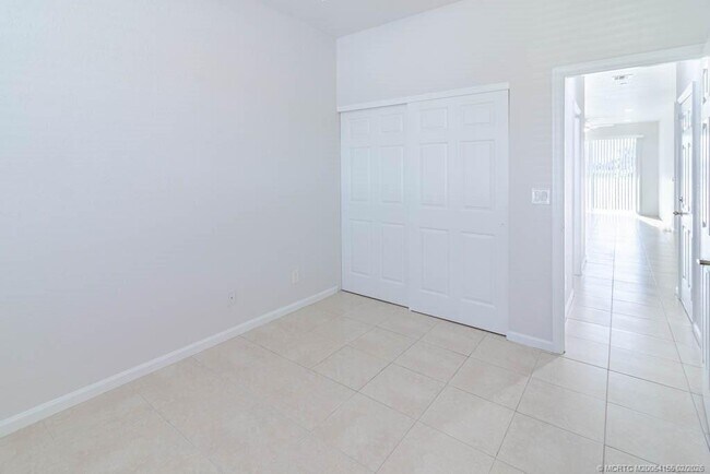 Building Photo - 356 SE Bloxham Way