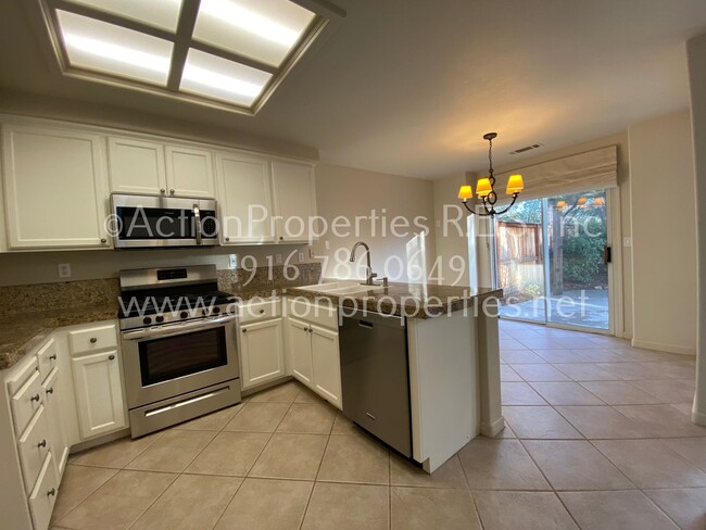 Building Photo - Greenbelt Views - 3 Bed, 2.5 Bath - Privat...