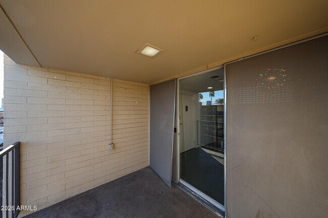 Building Photo - 353 E Thomas Rd