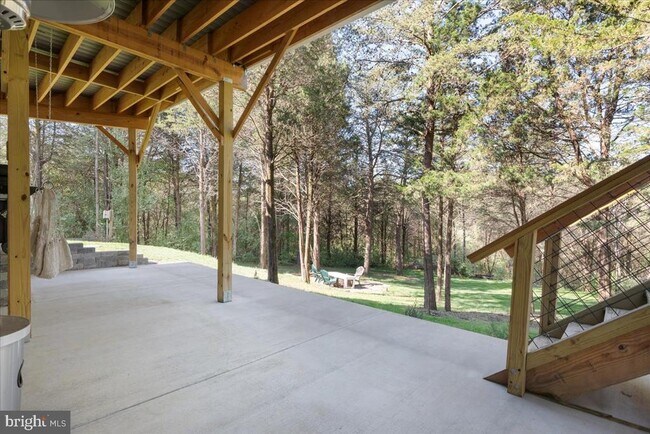 Building Photo - 321 Whispering Echos Dr