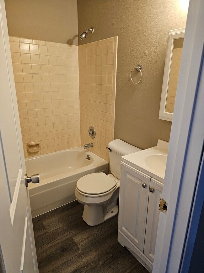 Building Photo - Great Fourplex LowerUnit!
