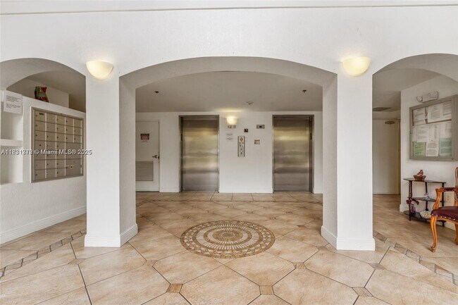 Building Photo - 9340 Fontainebleau Blvd