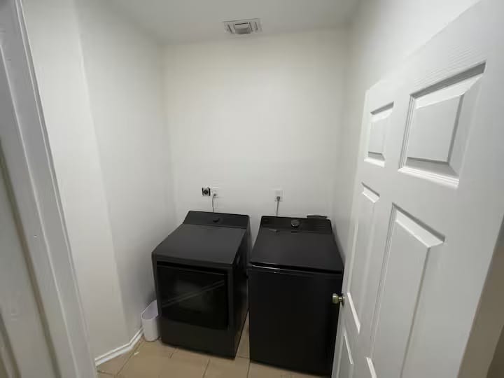 Building Photo - Room in House on Copper Hills Dr