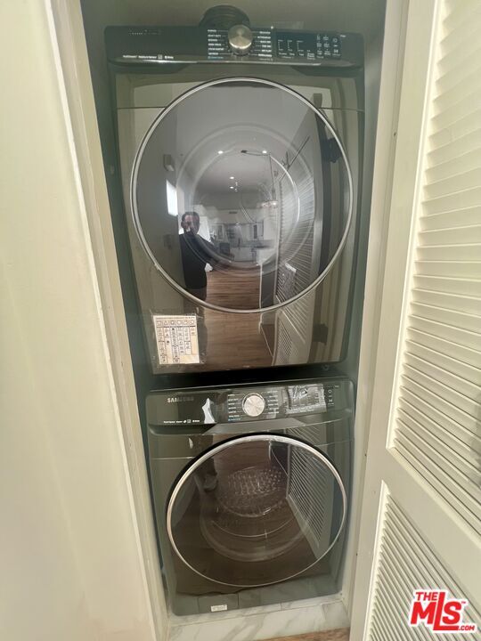 Building Photo - 390 S Sepulveda Blvd