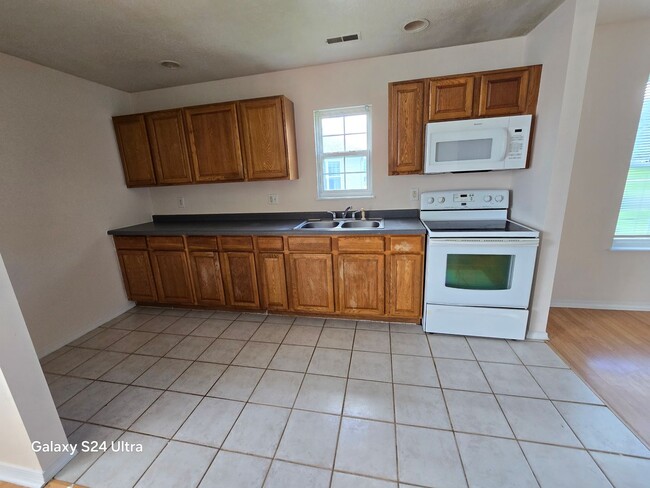 Building Photo - 2bd/1Ba Duplex.