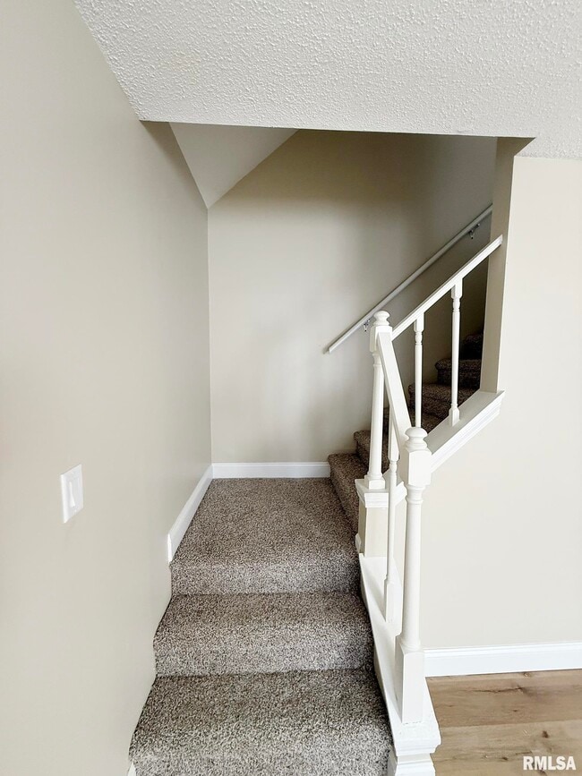 Building Photo - 3440 Villa Ridge