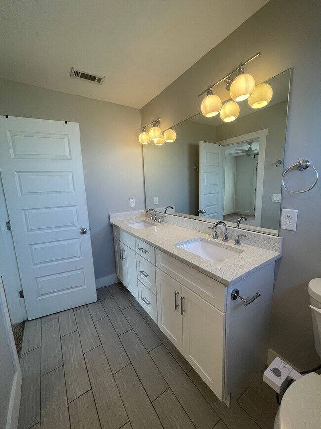 Building Photo - 561A Veritas St