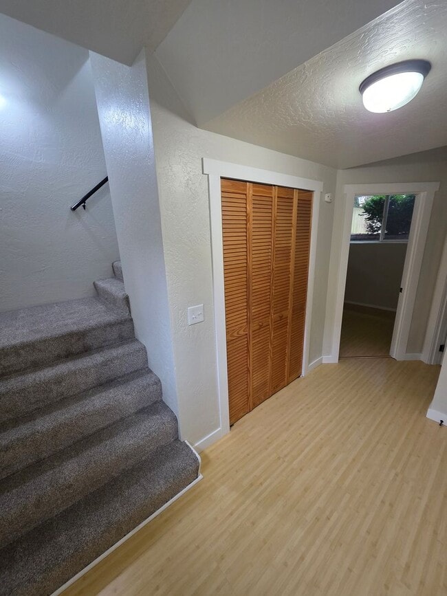 Building Photo - Charming home on quaint cul-de-sac!