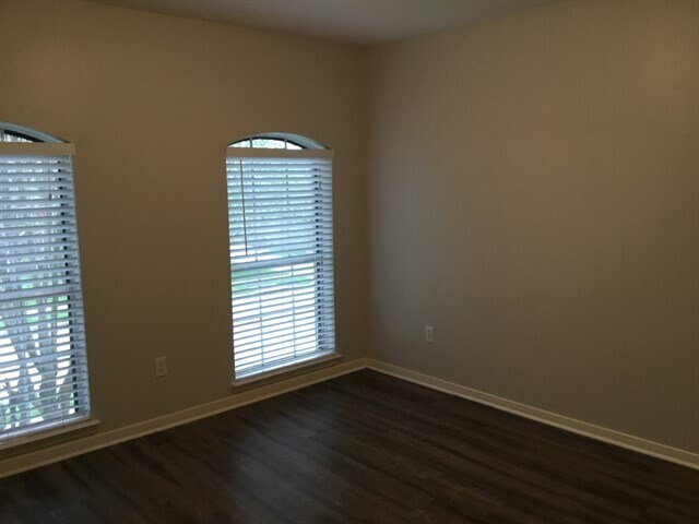Building Photo - 3506 Pine Tree Dr