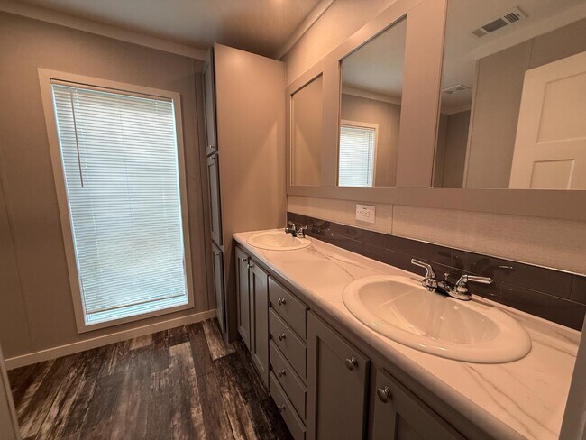 Building Photo - 4901 N Vaughn Rd