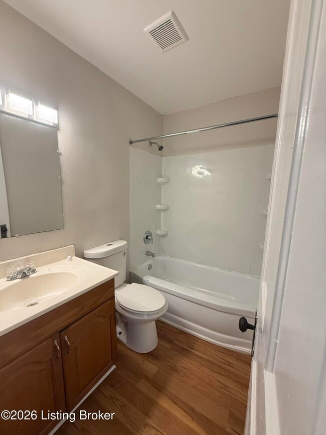 Building Photo - 2547 Bank St