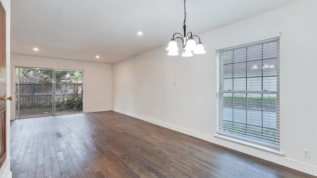 Building Photo - Stylish First-Floor Living in the Heart of San Antonio