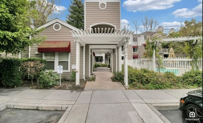 Building Photo - 250 Santa Fe Terrace