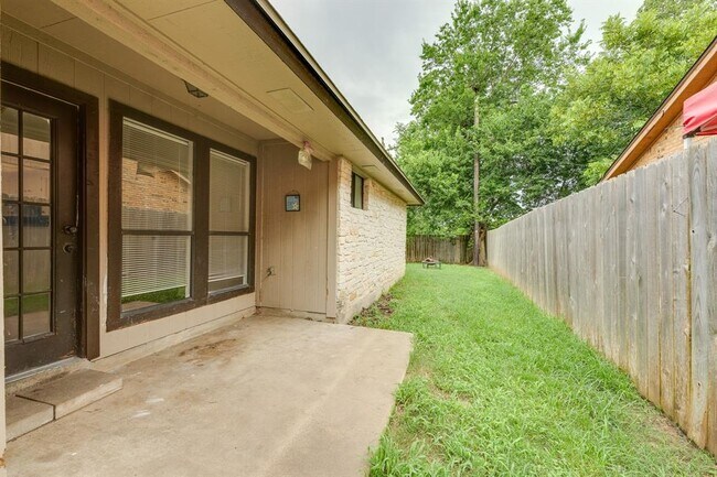 Building Photo - 16041 Stoneham Cir