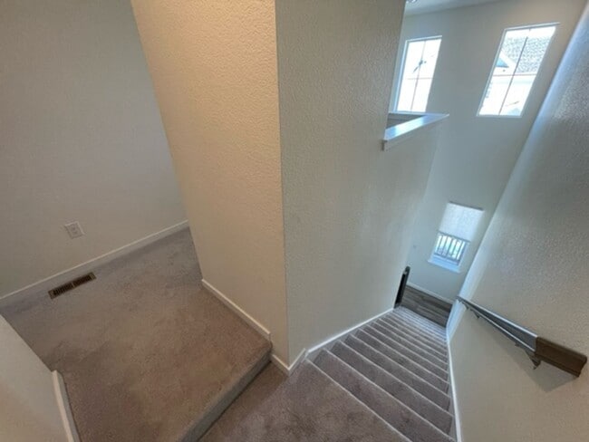 Building Photo - Beautiful & Spacious 4Bed, 3Bath In Breathtaking Erie Co,